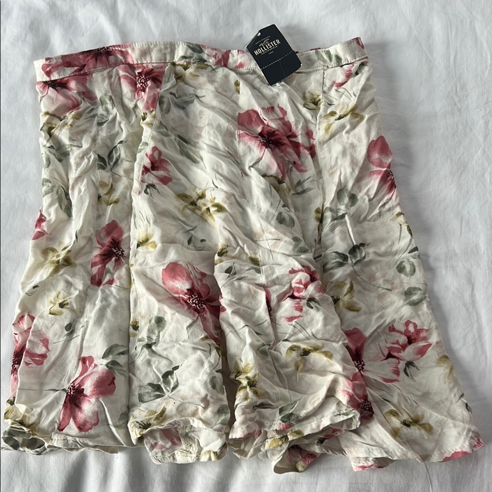 Woman’s hollister floral print skirt 🌸☘️
